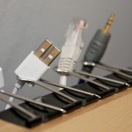 Изящный держатель для проводов на столе
